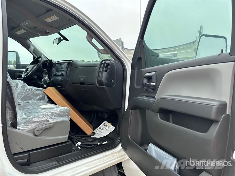 GMC 5500 4x4 Cab and Chassis Кабины