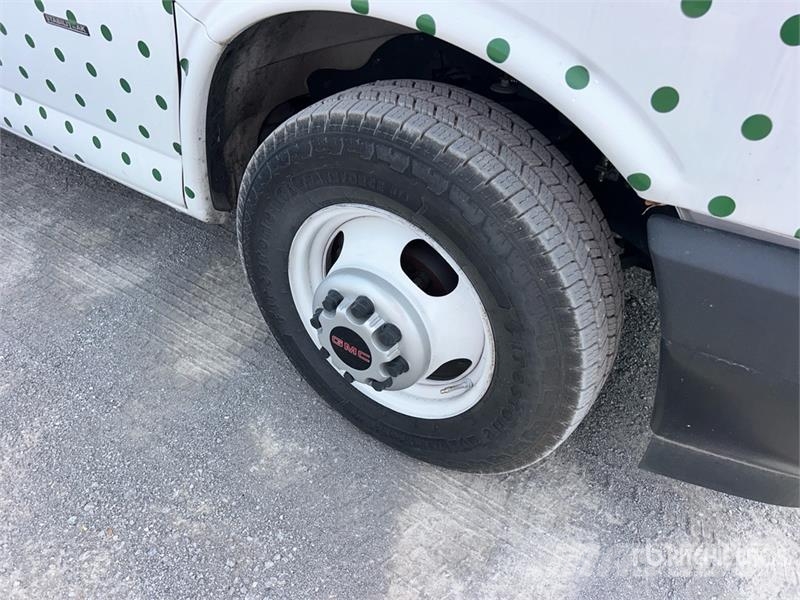 GMC Savana 3500 4x2 4x2 Refrigerated Truck 온도 조절식 트럭