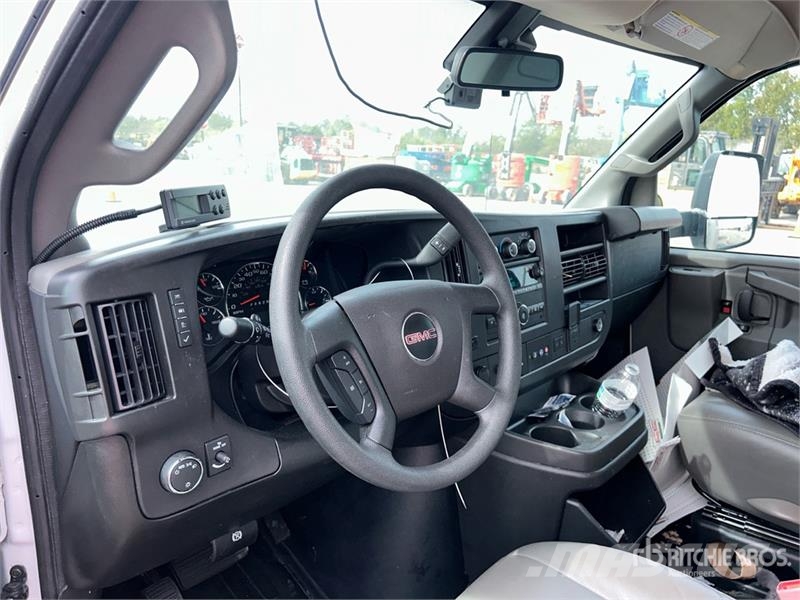GMC Savana 3500 4x2 4x2 Refrigerated Truck 온도 조절식 트럭