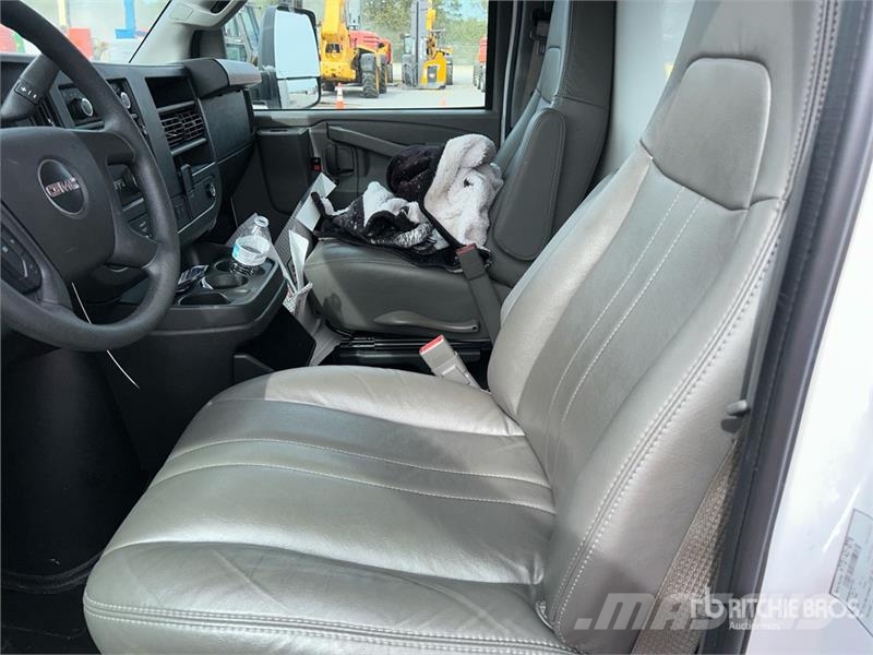 GMC Savana 3500 4x2 Refrigerated Truck Рефрижератори