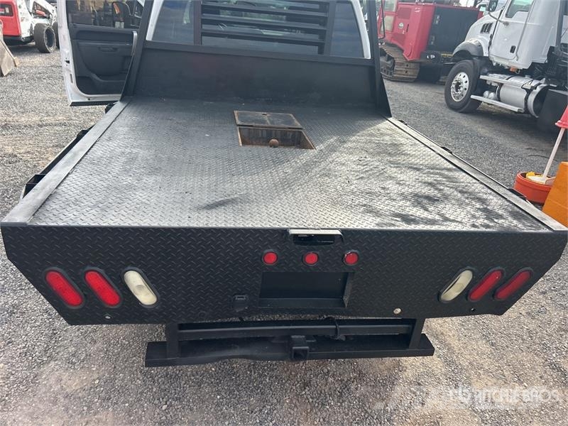 GMC Sierra 1500 4x4 Crew Cab Flatbed Truck Kamioni sa otvorenim sandukom
