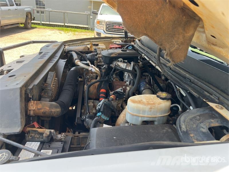 GMC Sierra 3500HD 4x4 Crew Cab Flatbed Truck Kamioni sa otvorenim sandukom
