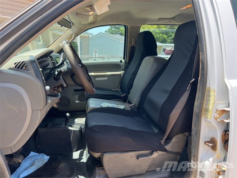 GMC Sierra 3500HD 4x4 Crew Cab Flatbed Truck Kamioni sa otvorenim sandukom