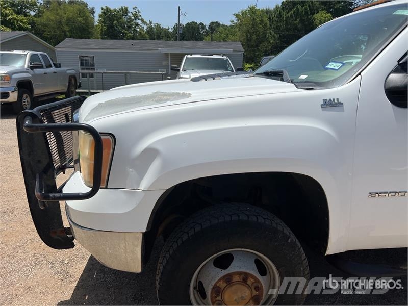 GMC Sierra 3500HD 4x4 Crew Cab Flatbed Truck Kamioni sa otvorenim sandukom