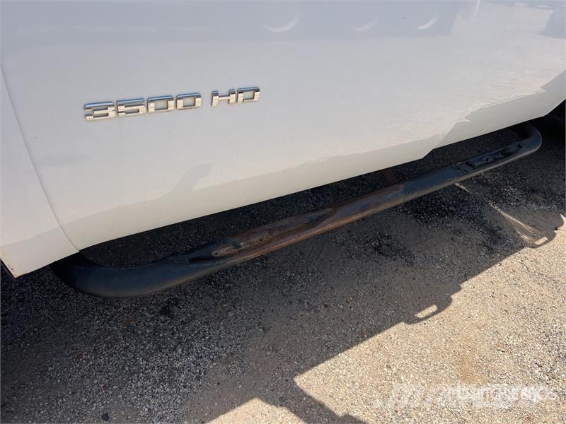 GMC Sierra 3500HD 4x4 Crew Cab Flatbed Truck Kamioni sa otvorenim sandukom