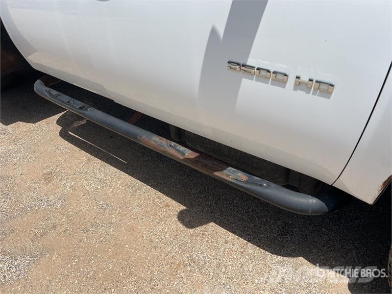 GMC Sierra 3500HD 4x4 Crew Cab Flatbed Truck Kamioni sa otvorenim sandukom