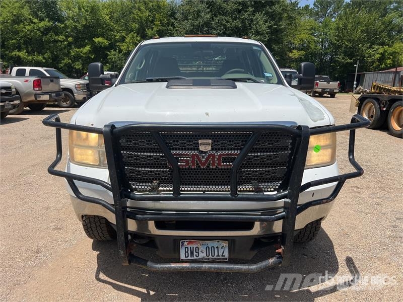 GMC Sierra 3500HD 4x4 Crew Cab Flatbed Truck Kamioni sa otvorenim sandukom