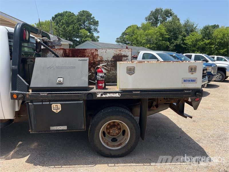 GMC Sierra 3500HD 4x4 Crew Cab Flatbed Truck Kamioni sa otvorenim sandukom