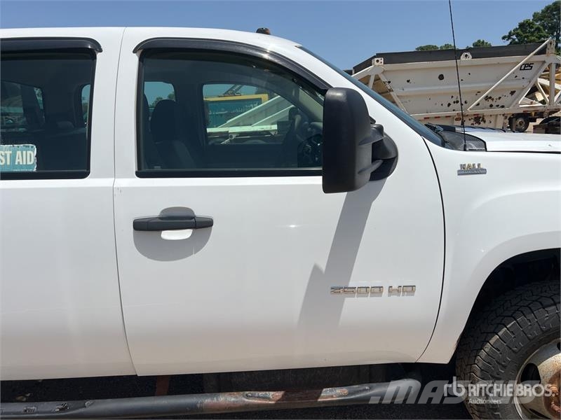 GMC Sierra 3500HD 4x4 Crew Cab Flatbed Truck Kamioni sa otvorenim sandukom