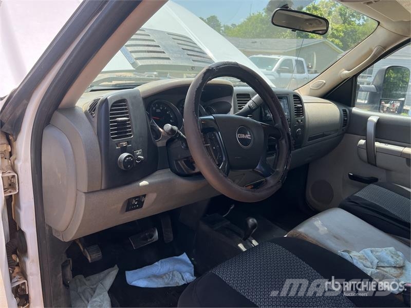GMC Sierra 3500HD 4x4 Crew Cab Flatbed Truck Kamioni sa otvorenim sandukom