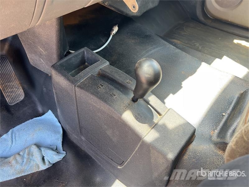 GMC Sierra 3500HD 4x4 Crew Cab Flatbed Truck Kamioni sa otvorenim sandukom