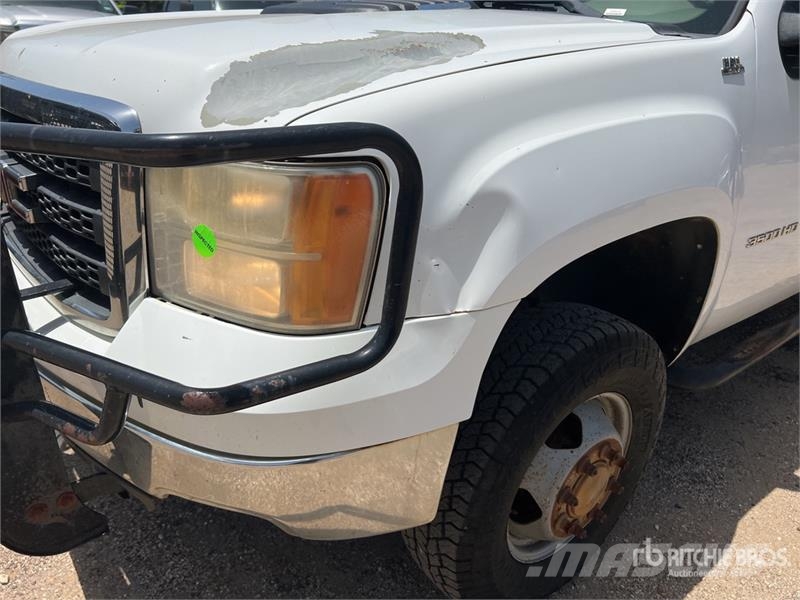 GMC Sierra 3500HD 4x4 Crew Cab Flatbed Truck Kamioni sa otvorenim sandukom