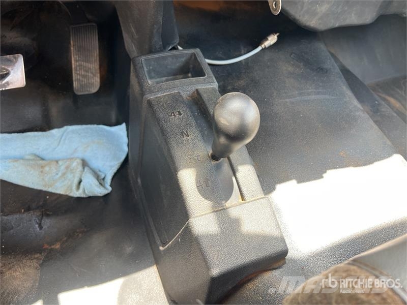 GMC Sierra 3500HD 4x4 Crew Cab Flatbed Truck Kamioni sa otvorenim sandukom