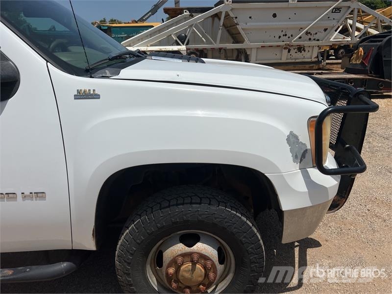 GMC Sierra 3500HD 4x4 Crew Cab Flatbed Truck Kamioni sa otvorenim sandukom