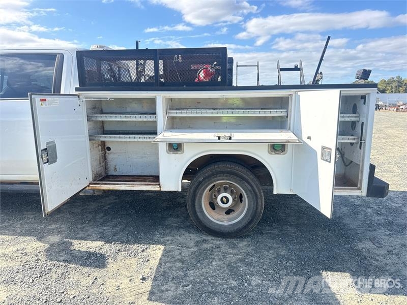 GMC Silverado 3500HD 4x4 Crew Cab Utility Truck Vieglais kravas automobilis/izkraušana no sāniem