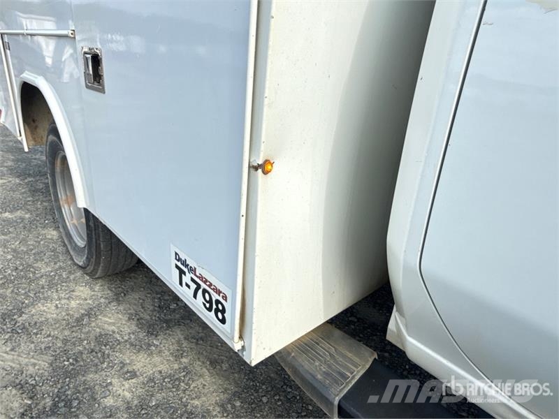 GMC Silverado 3500HD 4x4 Crew Cab Utility Truck Vieglais kravas automobilis/izkraušana no sāniem