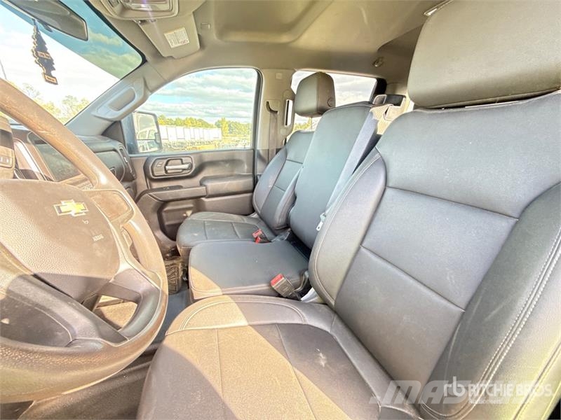 GMC Silverado 3500HD 4x4 Crew Cab Utility Truck Vieglais kravas automobilis/izkraušana no sāniem
