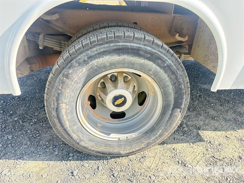 GMC Silverado 3500HD 4x4 Crew Cab Utility Truck Vieglais kravas automobilis/izkraušana no sāniem