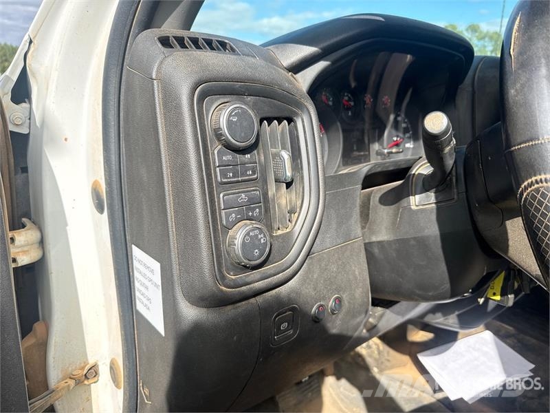GMC Silverado 3500HD 4x4 Crew Cab Utility Truck Vieglais kravas automobilis/izkraušana no sāniem