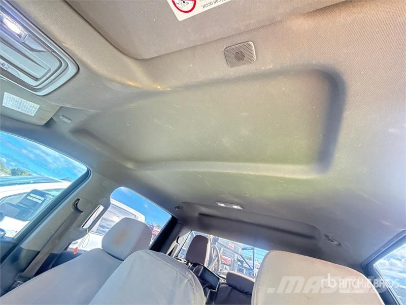 GMC Silverado 3500HD 4x4 Crew Cab Utility Truck Vieglais kravas automobilis/izkraušana no sāniem