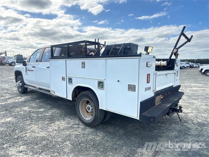 GMC Silverado 3500HD 4x4 Crew Cab Utility Truck Vieglais kravas automobilis/izkraušana no sāniem