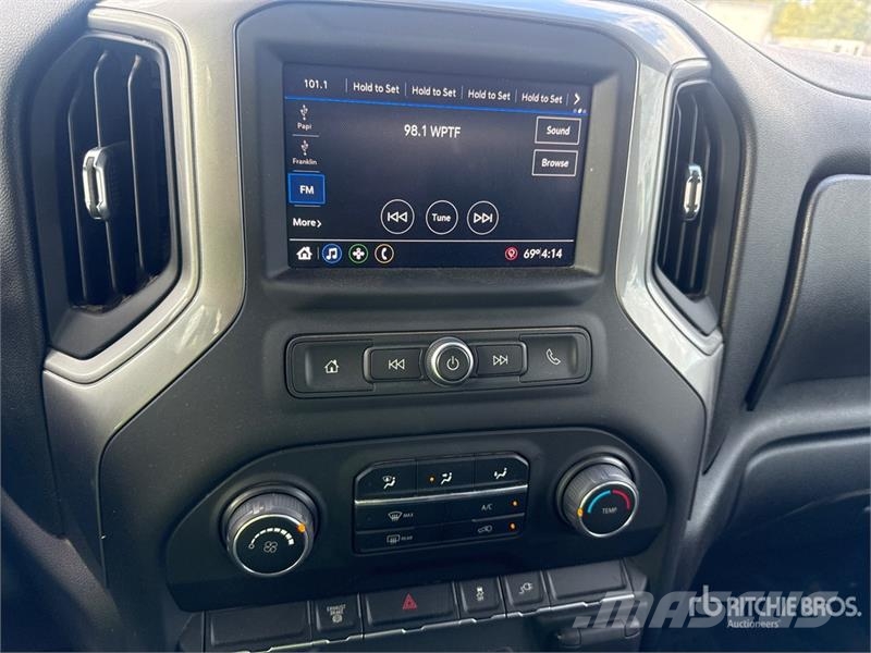GMC Silverado 3500HD 4x4 Crew Cab Utility Truck Vieglais kravas automobilis/izkraušana no sāniem