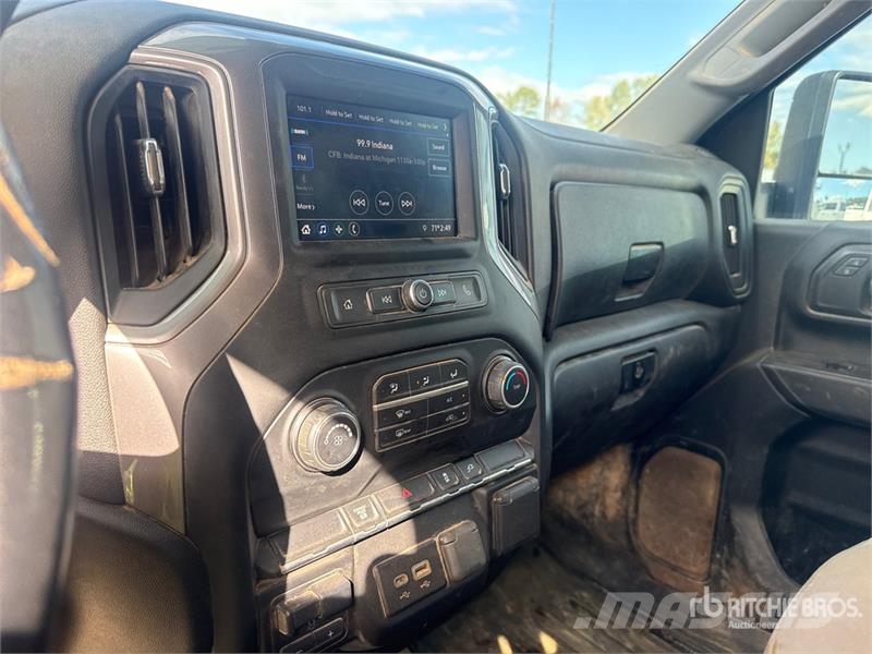 GMC Silverado 3500HD 4x4 Crew Cab Utility Truck Vieglais kravas automobilis/izkraušana no sāniem