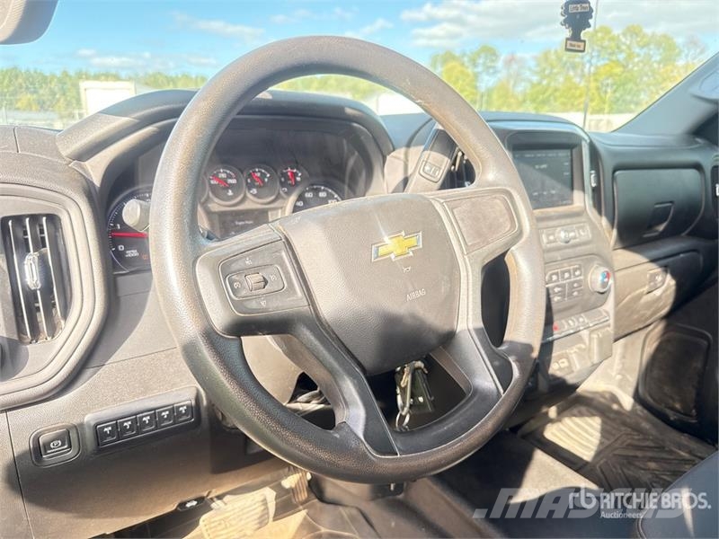 GMC Silverado 3500HD 4x4 Crew Cab Utility Truck Vieglais kravas automobilis/izkraušana no sāniem
