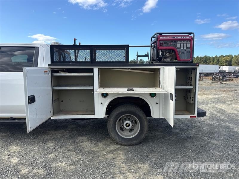 GMC Silverado 3500HD 4x4 Crew Cab Utility Truck Vieglais kravas automobilis/izkraušana no sāniem