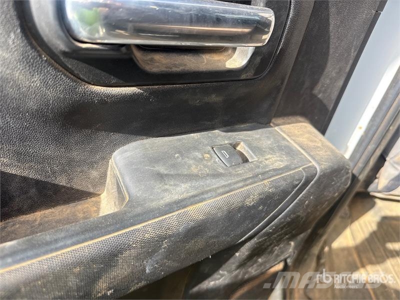 GMC Silverado 3500HD 4x4 Crew Cab Utility Truck Vieglais kravas automobilis/izkraušana no sāniem