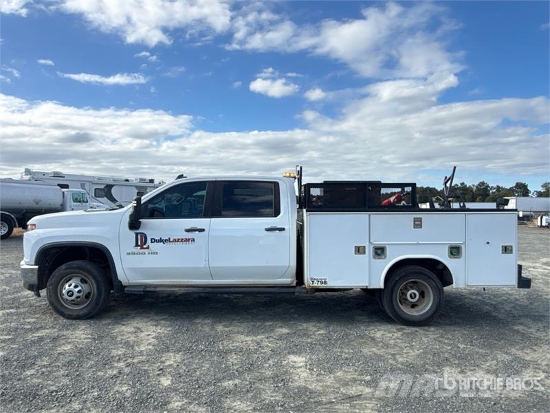 GMC Silverado 3500HD 4x4 Crew Cab Utility Truck Vieglais kravas automobilis/izkraušana no sāniem