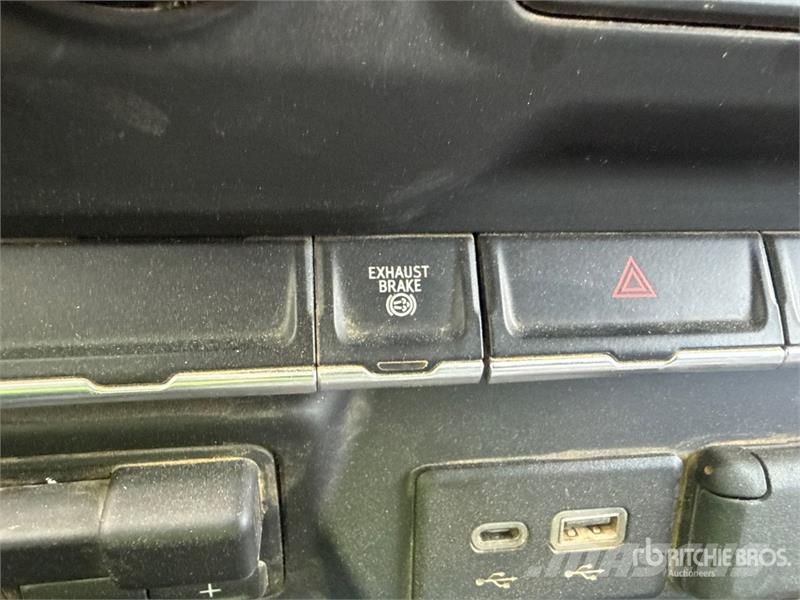 GMC Silverado 3500HD 4x4 Crew Cab Utility Truck Vieglais kravas automobilis/izkraušana no sāniem