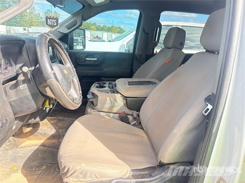 GMC Silverado 3500HD 4x4 Crew Cab Utility Truck Vieglais kravas automobilis/izkraušana no sāniem