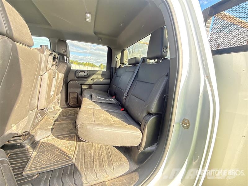 GMC Silverado 3500HD 4x4 Crew Cab Utility Truck Vieglais kravas automobilis/izkraušana no sāniem