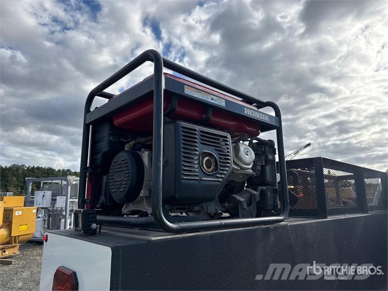 GMC Silverado 3500HD 4x4 Crew Cab Utility Truck Vieglais kravas automobilis/izkraušana no sāniem