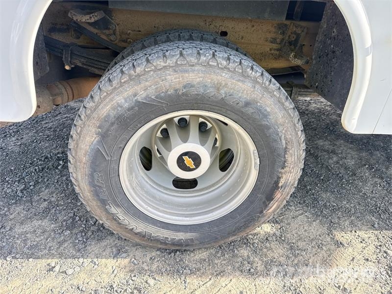 GMC Silverado 3500HD 4x4 Crew Cab Utility Truck Vieglais kravas automobilis/izkraušana no sāniem