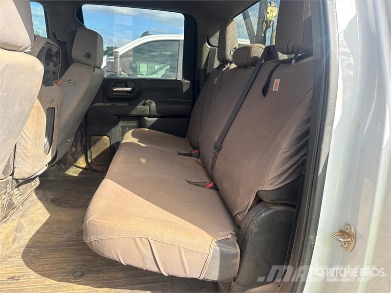 GMC Silverado 3500HD 4x4 Crew Cab Utility Truck Vieglais kravas automobilis/izkraušana no sāniem