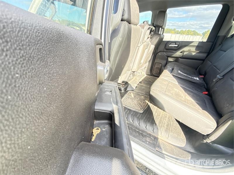 GMC Silverado 3500HD 4x4 Crew Cab Utility Truck Vieglais kravas automobilis/izkraušana no sāniem
