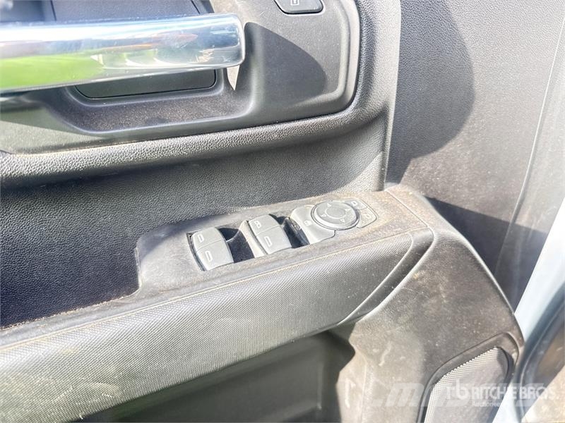 GMC Silverado 3500HD 4x4 Crew Cab Utility Truck Vieglais kravas automobilis/izkraušana no sāniem