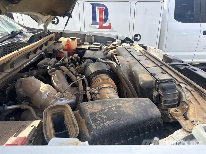 GMC Silverado 3500HD 4x4 Crew Cab Utility Truck Vieglais kravas automobilis/izkraušana no sāniem