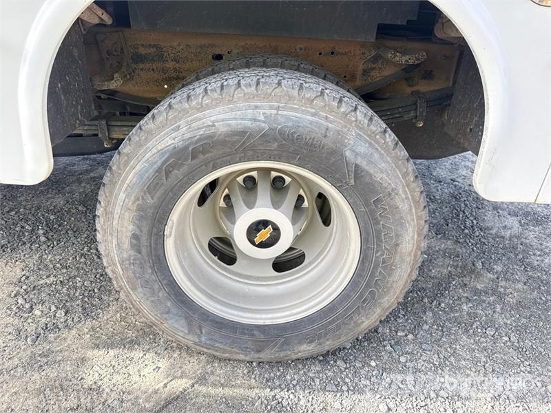 GMC Silverado 3500HD 4x4 Crew Cab Utility Truck Vieglais kravas automobilis/izkraušana no sāniem