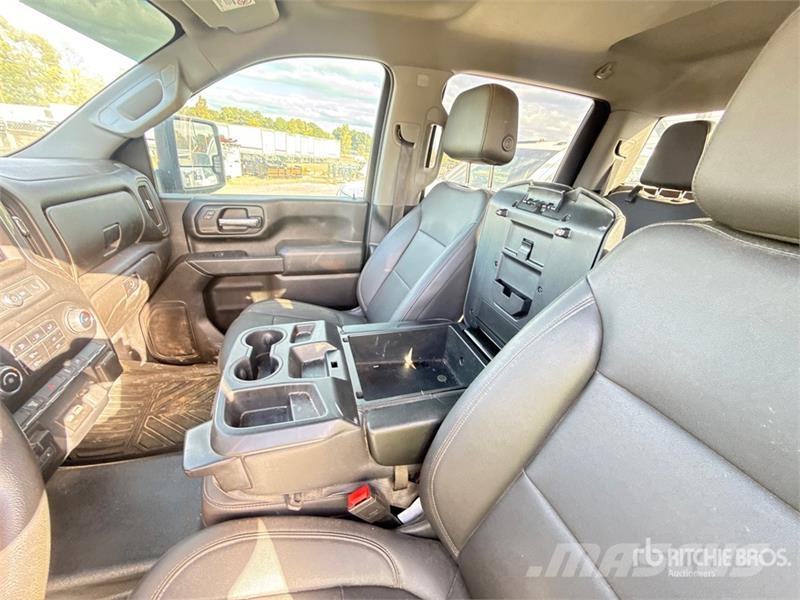 GMC Silverado 3500HD 4x4 Crew Cab Utility Truck Vieglais kravas automobilis/izkraušana no sāniem