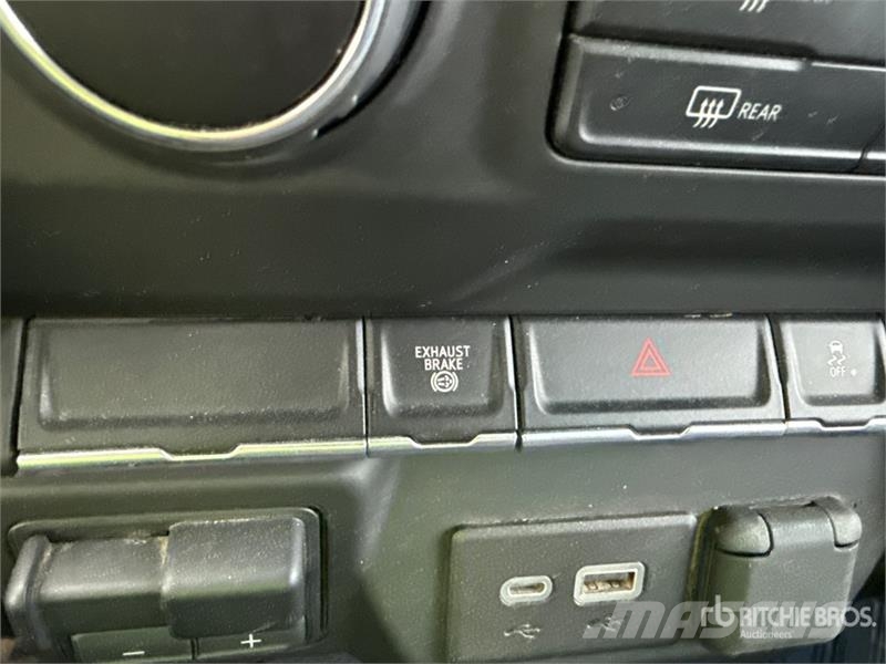 GMC Silverado 3500HD 4x4 Crew Cab Utility Truck Vieglais kravas automobilis/izkraušana no sāniem