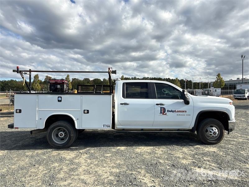GMC Silverado 3500HD 4x4 Crew Cab Utility Truck Vieglais kravas automobilis/izkraušana no sāniem