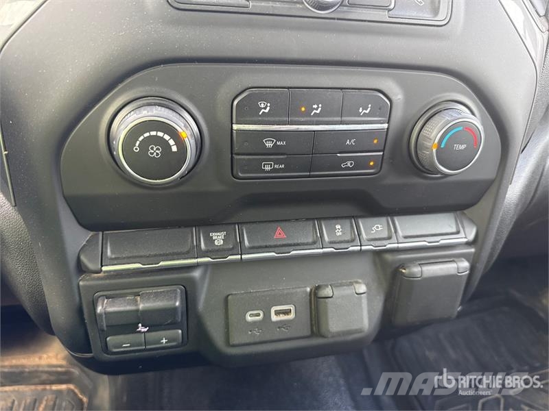 GMC Silverado 3500HD 4x4 Crew Cab Utility Truck Vieglais kravas automobilis/izkraušana no sāniem