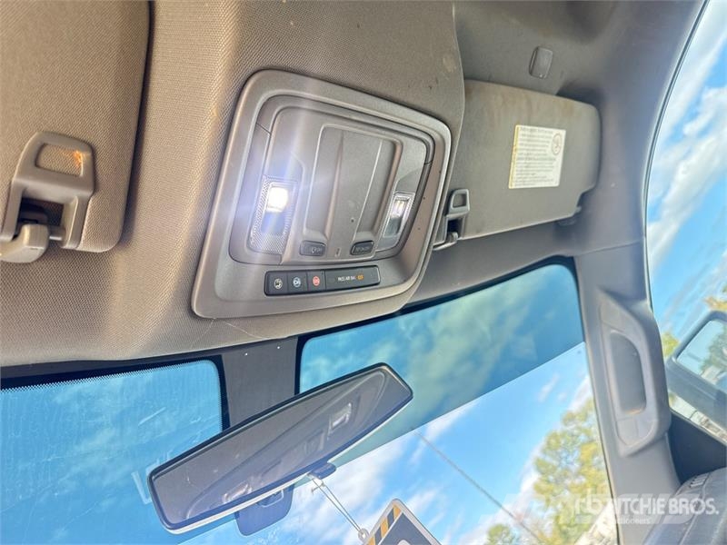 GMC Silverado 3500HD 4x4 Crew Cab Utility Truck Vieglais kravas automobilis/izkraušana no sāniem