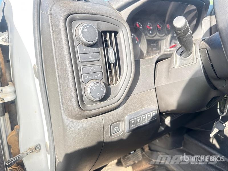 GMC Silverado 3500HD 4x4 Crew Cab Utility Truck Vieglais kravas automobilis/izkraušana no sāniem