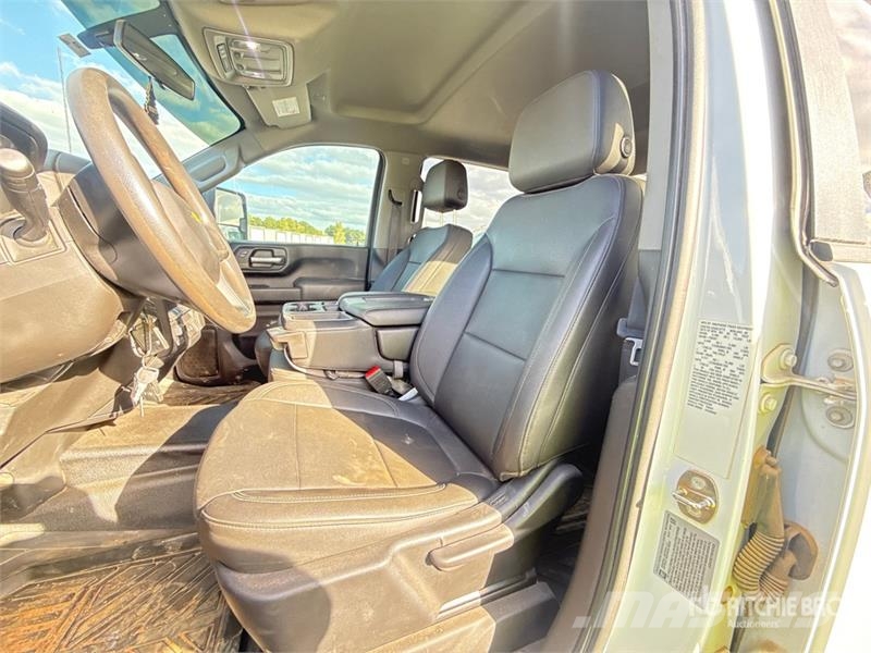 GMC Silverado 3500HD 4x4 Crew Cab Utility Truck Vieglais kravas automobilis/izkraušana no sāniem