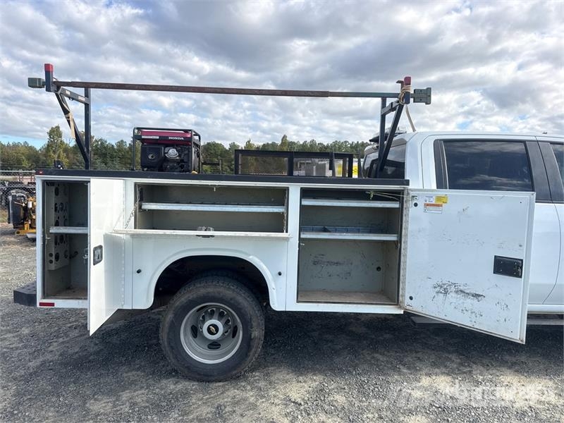 GMC Silverado 3500HD 4x4 Crew Cab Utility Truck Vieglais kravas automobilis/izkraušana no sāniem