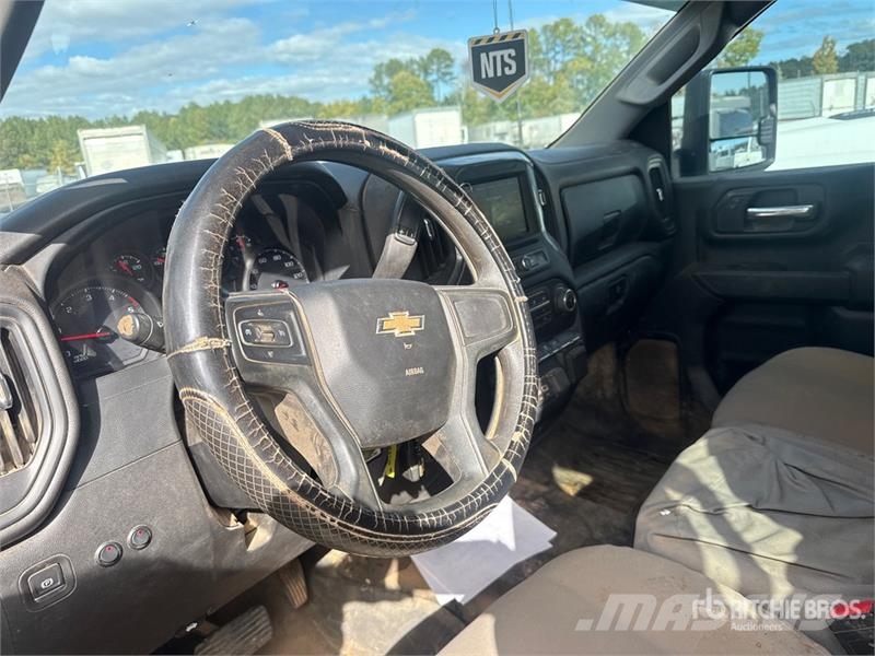 GMC Silverado 3500HD 4x4 Crew Cab Utility Truck Vieglais kravas automobilis/izkraušana no sāniem